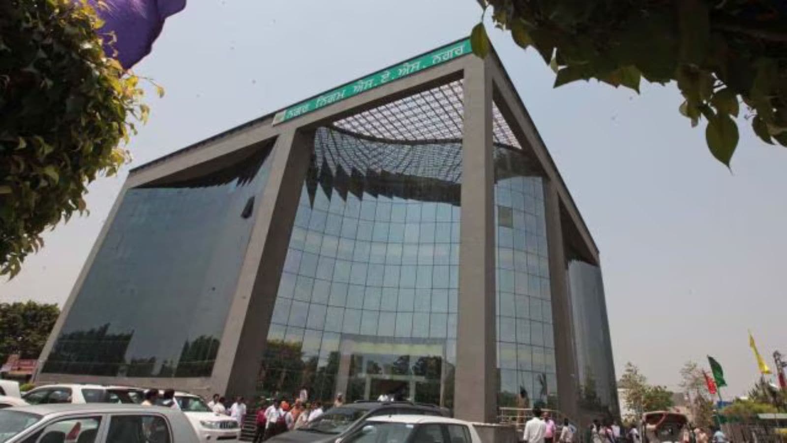 Traders flag parking, sewerage and sanitation issues before Mohali Mayor | Chandigarh News