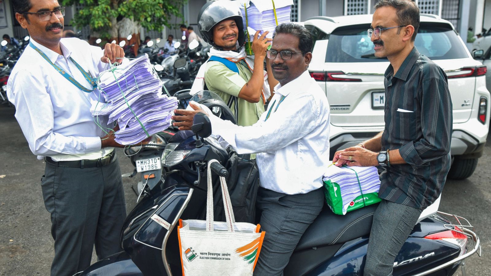Voter List Verification Begins on Shaky Note in Mumbai as Hundreds of Teachers and BMC Workers Skip Door-to-Door Duty