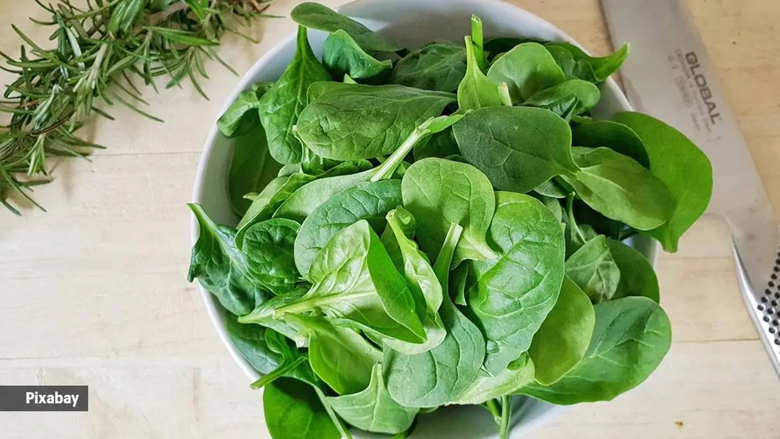 Do spinach and tomatoes cause kidney stones?