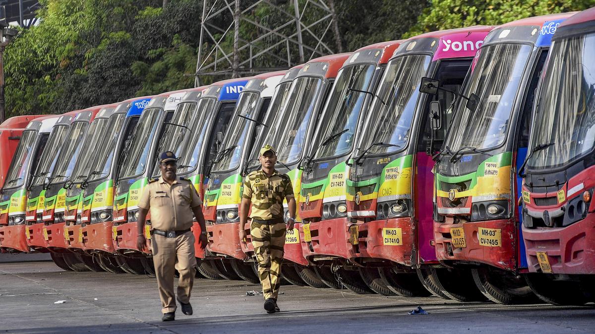 BEST bus rolls into office at Colaba depot after handbrake lapse | Mumbai News