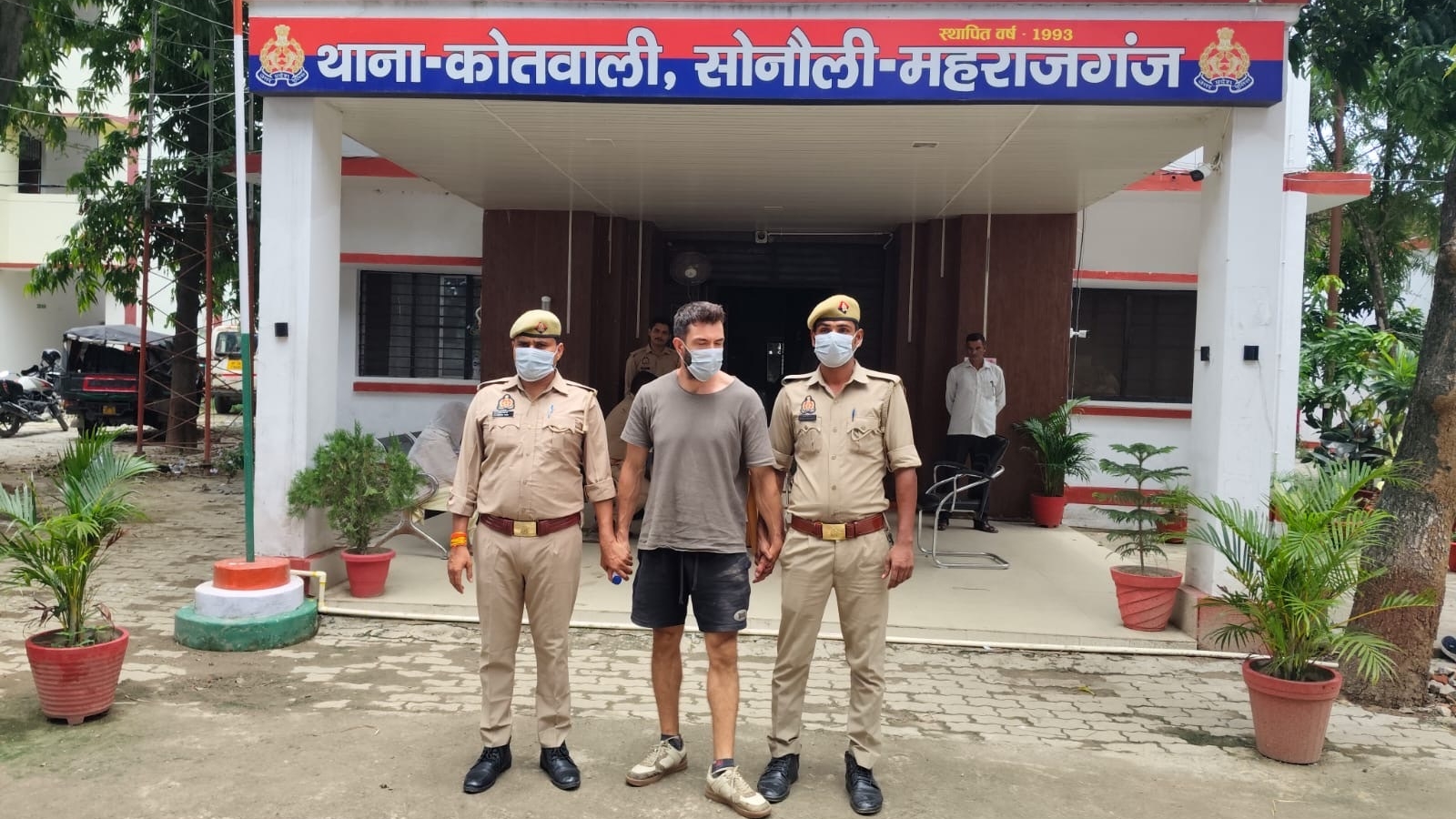 Man held near Nepal border with Chinese passport, claims to be ex-US Navy personnel | Lucknow News