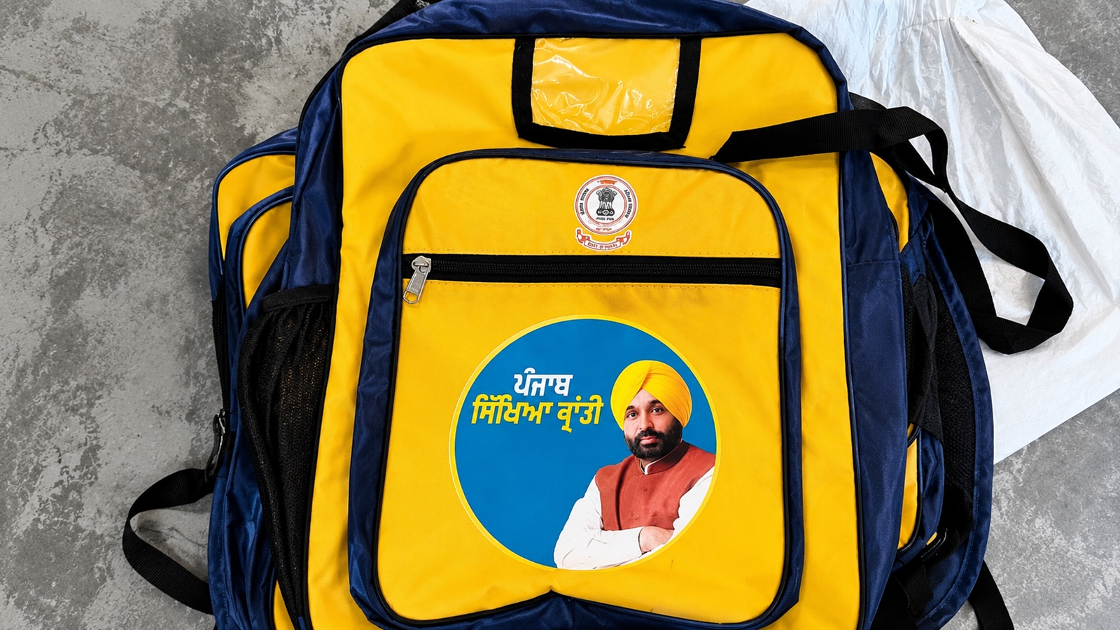 AAP govt to distribute 4 lakh schoolbags with Chief Minister Bhagwant Mann’s photo today | Chandigarh News