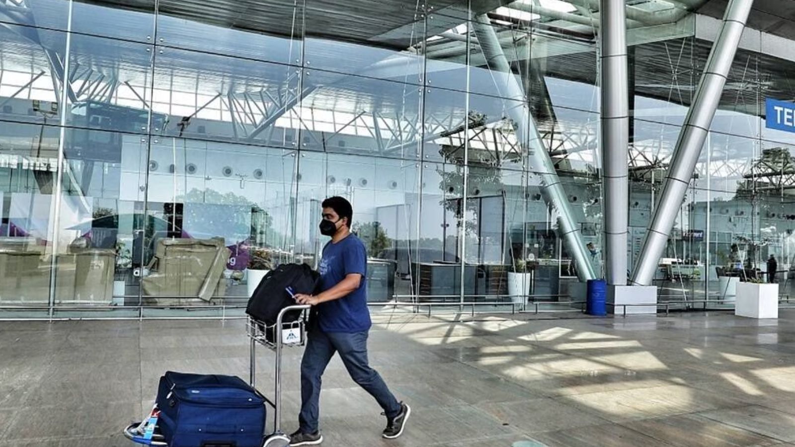 Gold paste in shirt collars: 2 Maharashtra men held at Ahmedabad airport | Ahmedabad News