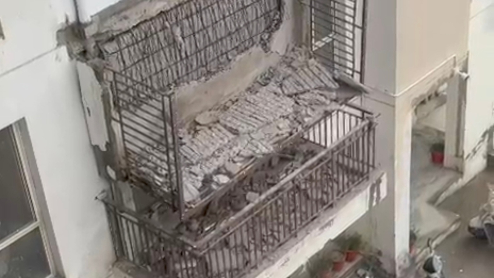 Balcony collapses at Gurgaon condo, two schoolgirls escape falling debris | Delhi News