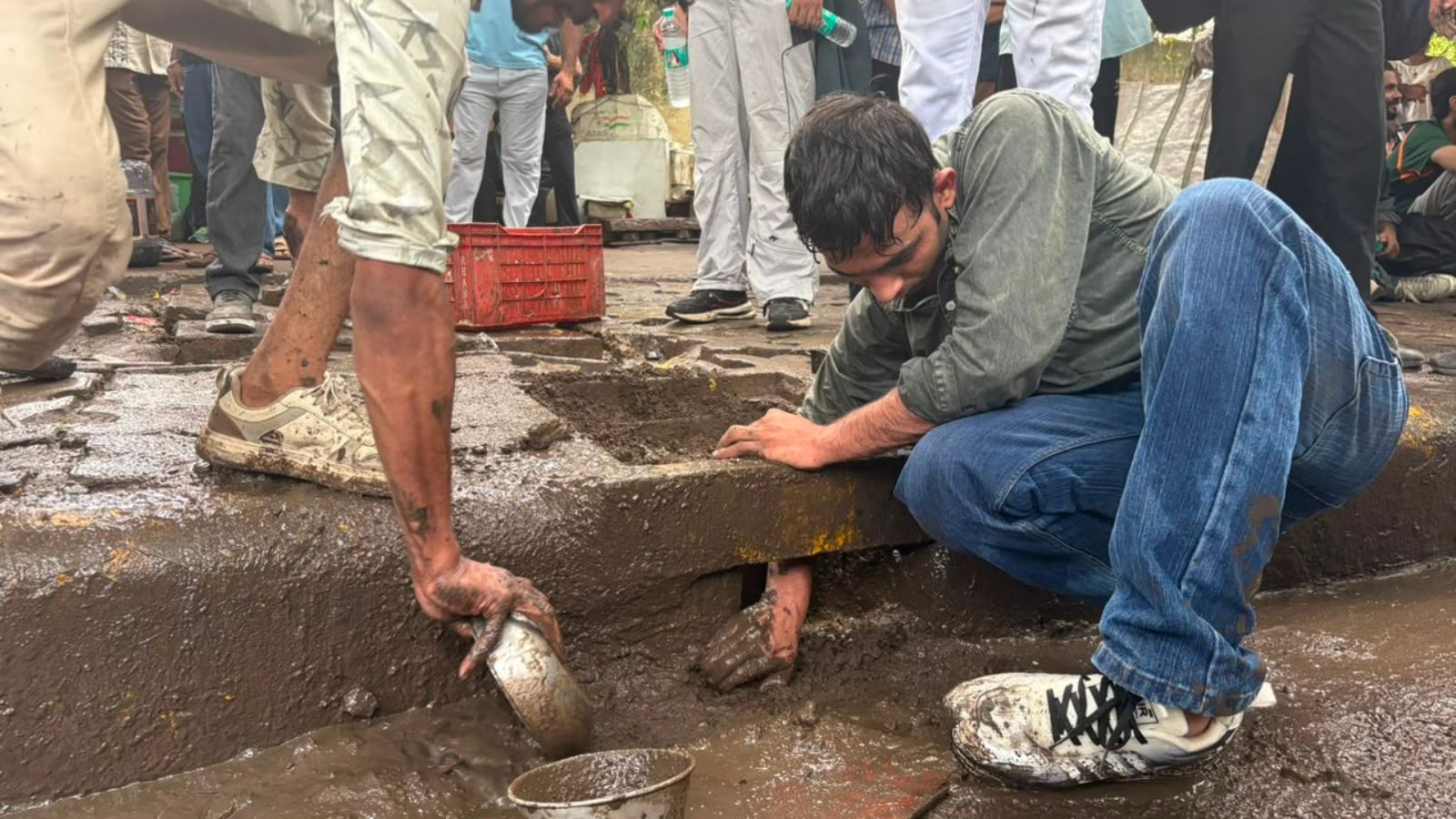 Meet the Volunteers Keeping Jantar Mantar Clean and Functioning After Parliament March Clashes
