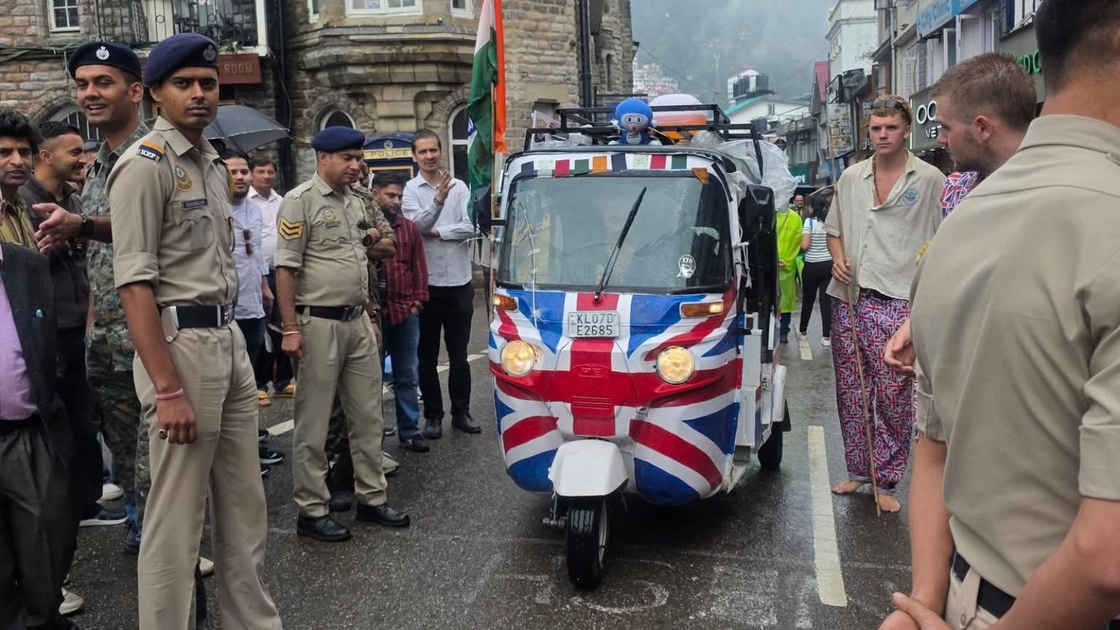 Foreign tourists drive UK-themed auto-rickshaw on Shimla’s Mall Road, fined Rs 1,500 | Chandigarh News