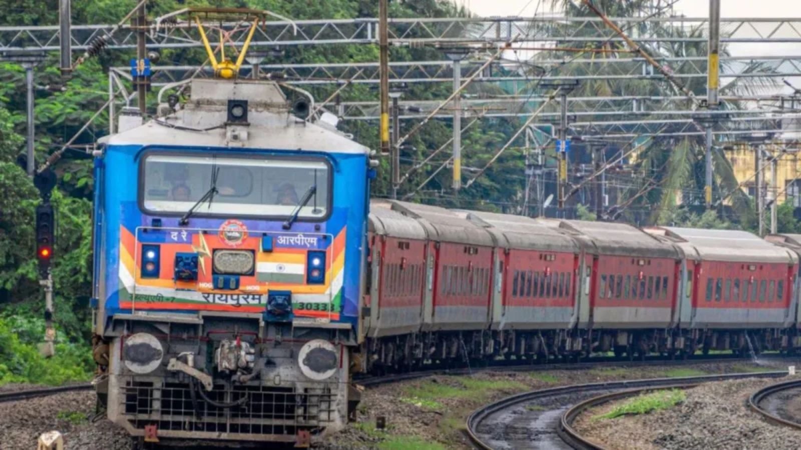 Virar-Bharuch MEMU derails in Bhilad, Mumbai-Gujarat train services disrupted | Mumbai News